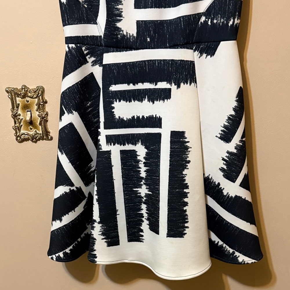 Hunter Bell Hannah Scuba Dress - Black & White Abstract - Size 8 - Picture 8 of 11